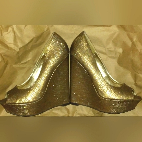 L@@K! Super Sexy Brand New STEVE MADDEN Metallic Sparkle Gold Peep Toe ELSI heel - Picture 5 of 16